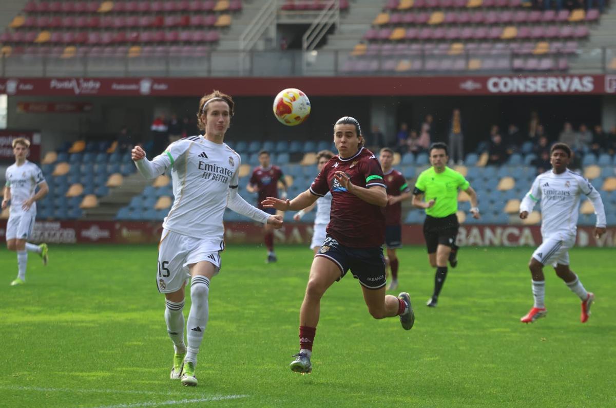 Álex Comparada y Joan Martínez, en una disputa de balón