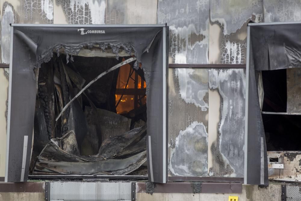 Una fábrica de Ávila, devorada por el fuego