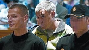 Los etarras Igor Portu (izquierda) y Mattin Sarasola, durante el juicio por el atentado de la T-4, en la Audiencia Nacional, en mayo.