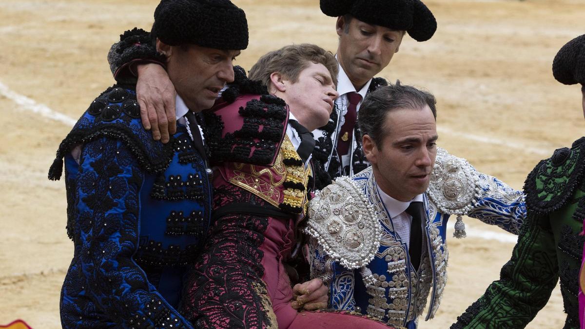 Borja Jiménez es trasladado a la enfermería de la plaza de València tras su durísima voltereta