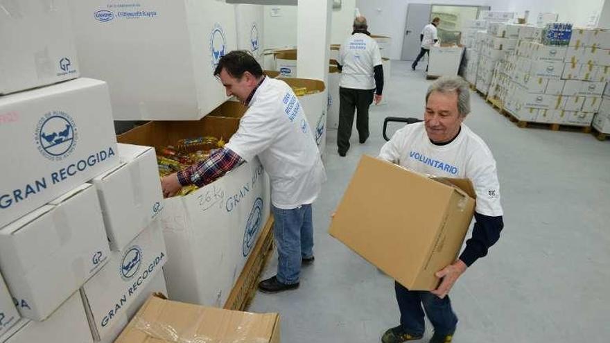 Voluntarios en el almacén del Banco de Alimentos. // Gustavo Santos