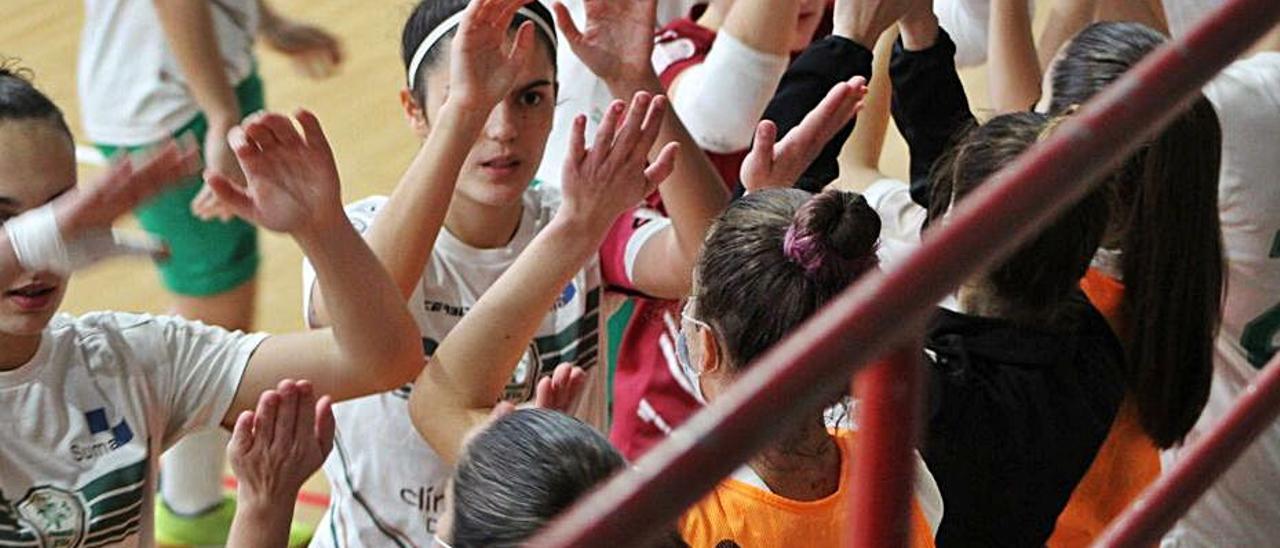 Las jugadoras del Joventut se animan antes de un partido. | J.E.