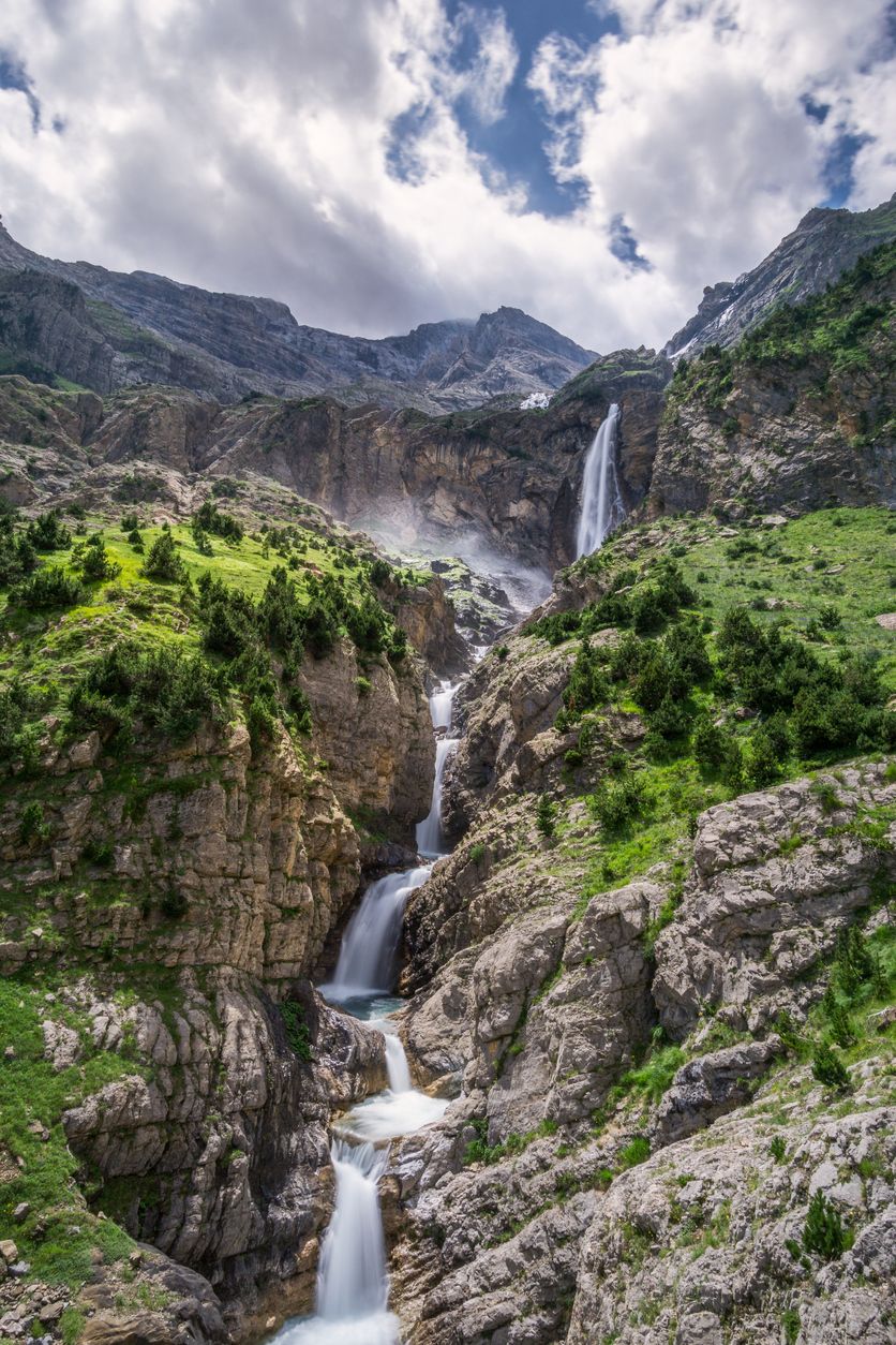 La Cascada del Cinca en las montañas de los Pirineos el día de verano, España
