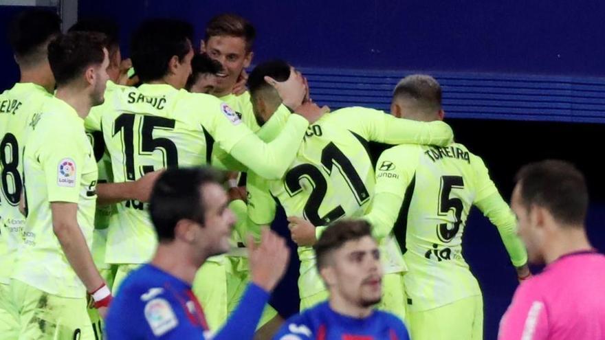 Los jugadores del Atlético celebran el segundo gol de Luis Suárez.