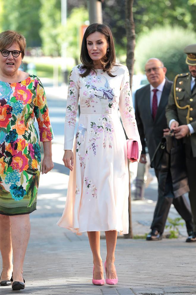 Letizia Ortiz, con vestido de flores de Asos y zapatos y bolso en rosa chicle, en la Cumbre Internacional contra el cáncer