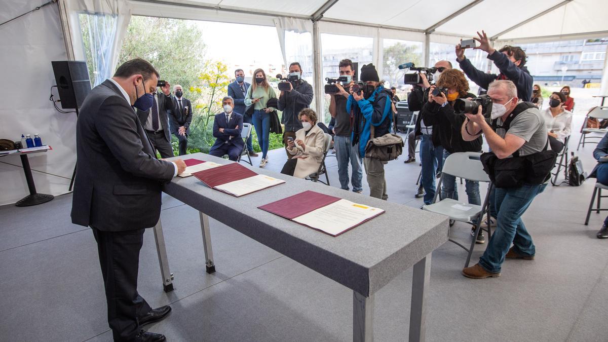 El ministro Ábalos firma el convenio con el Govern balear y el Sepes.