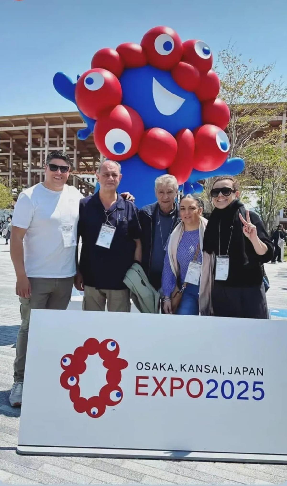 La zamorana Alicia Almeida, a la derecha, junto a sus compañeros visita la Expo de Osaka.