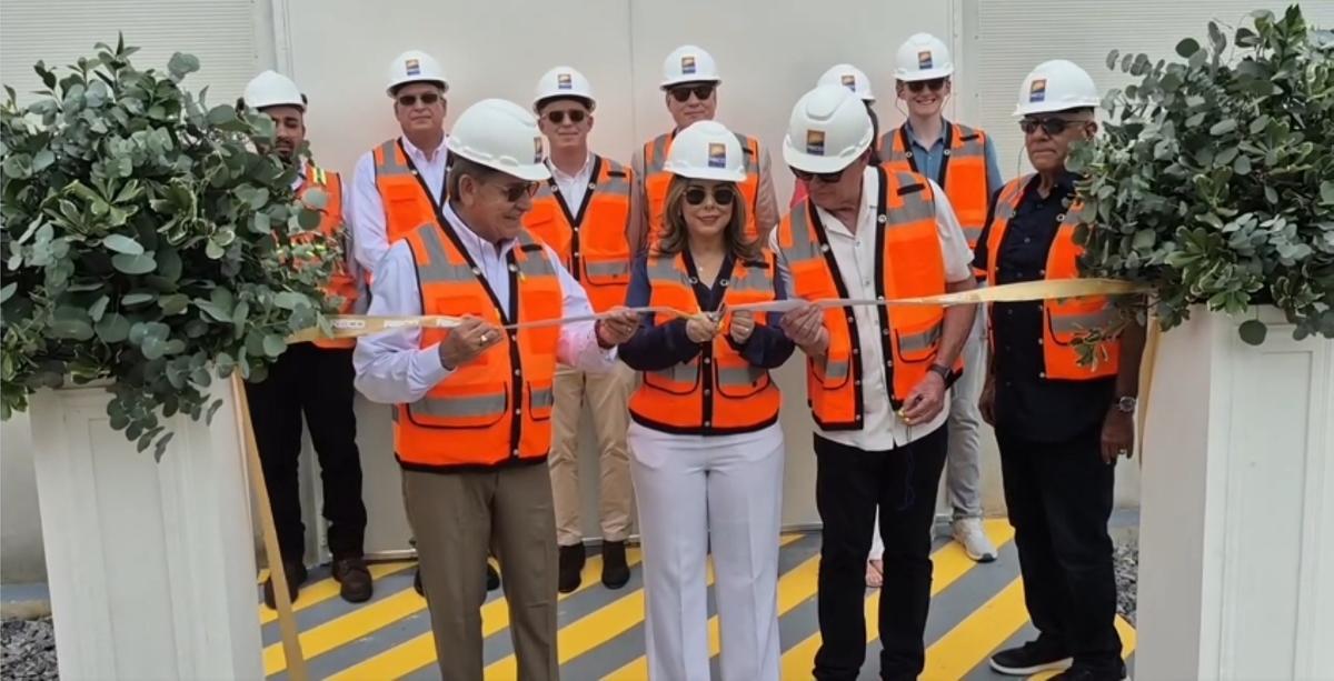Juan Antonio Vicens, Director General Corporativo de Energía y Proyectos, participó en el corte de cinta inaugural, junto a autoridades gubernamentales, representantes del sector energético y directivos de Roatan Electric Company (RECO)
