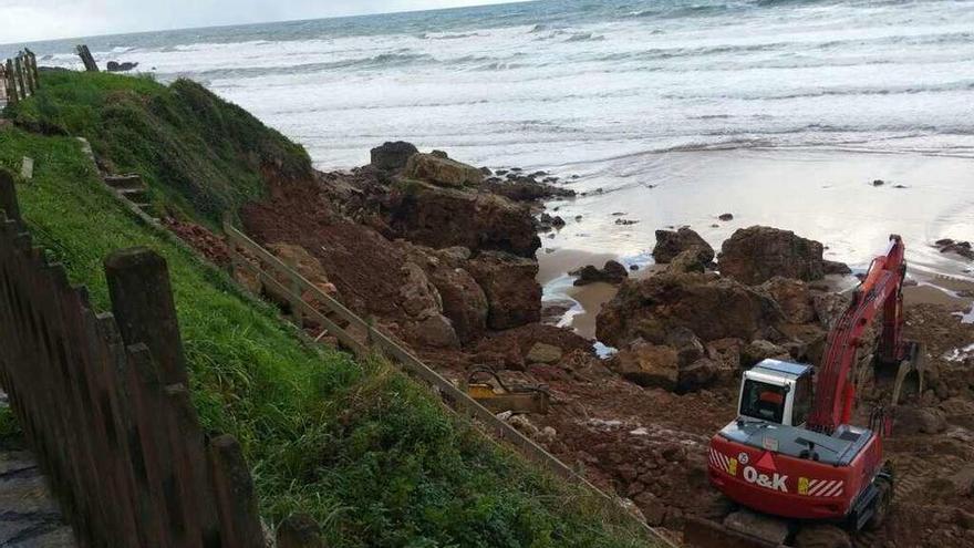 Obras para arreglar la entrada al Arenal de Morís