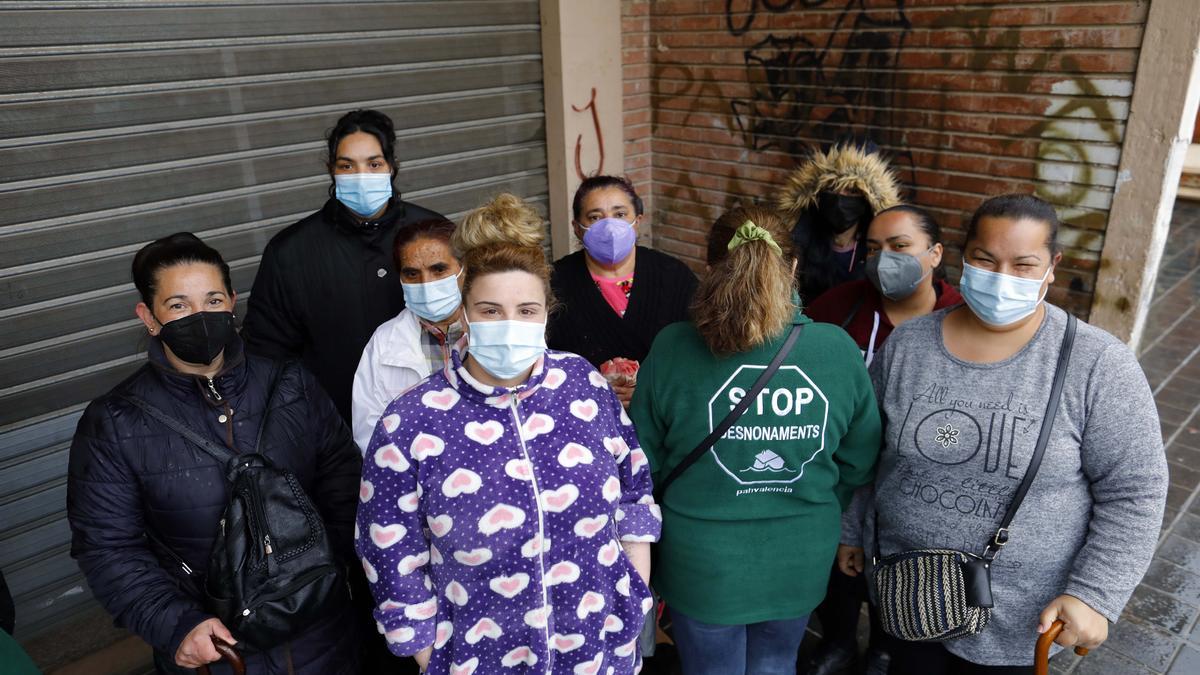 Varias de las afectadas por desahucios en el barrio de la Fuensanta.