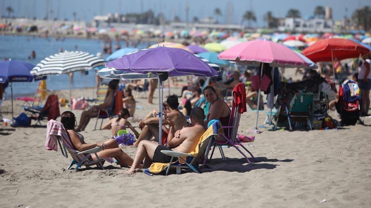 Playa de Fuengirola durante el verano pasado.