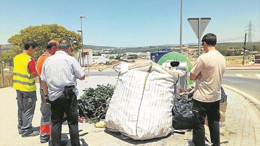 Siete sanciones por arrojar la basura fuera de los contenedores