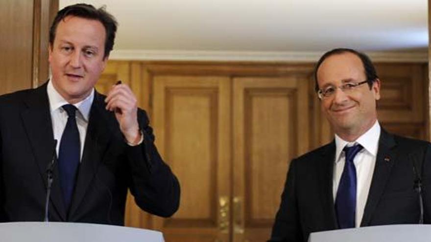 Hollande y Cameron comparecen ante la prensa