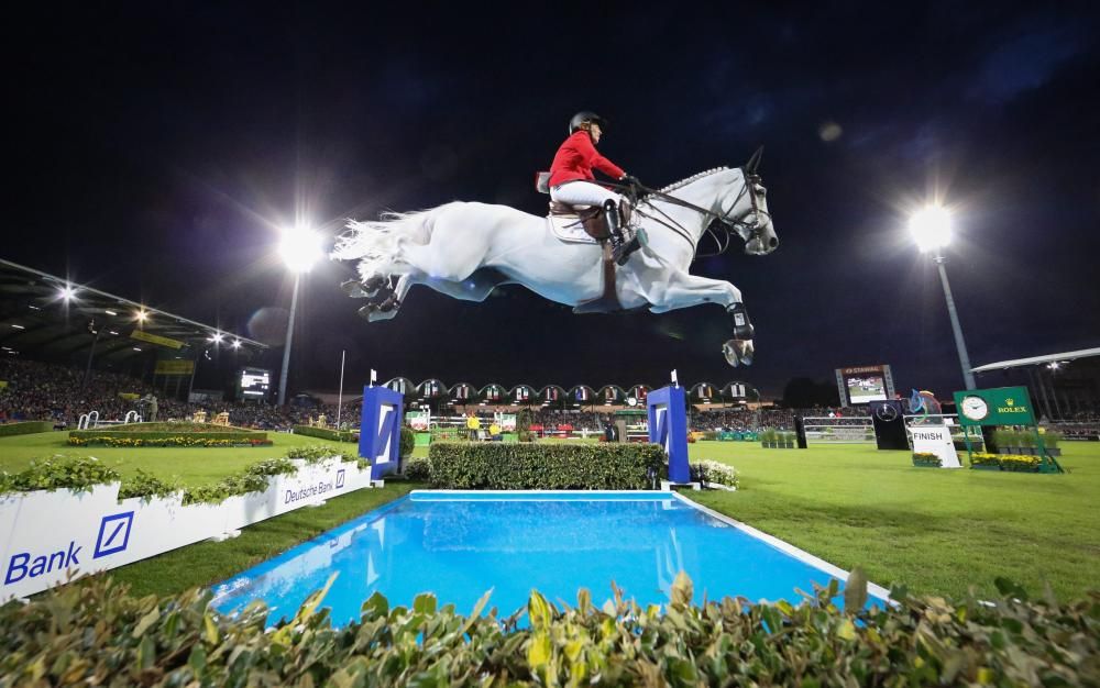 L'alemana Meredith Michaels-Beerbaum en el seu cavall Fibonacci 17 durant la Copa de les Nacions