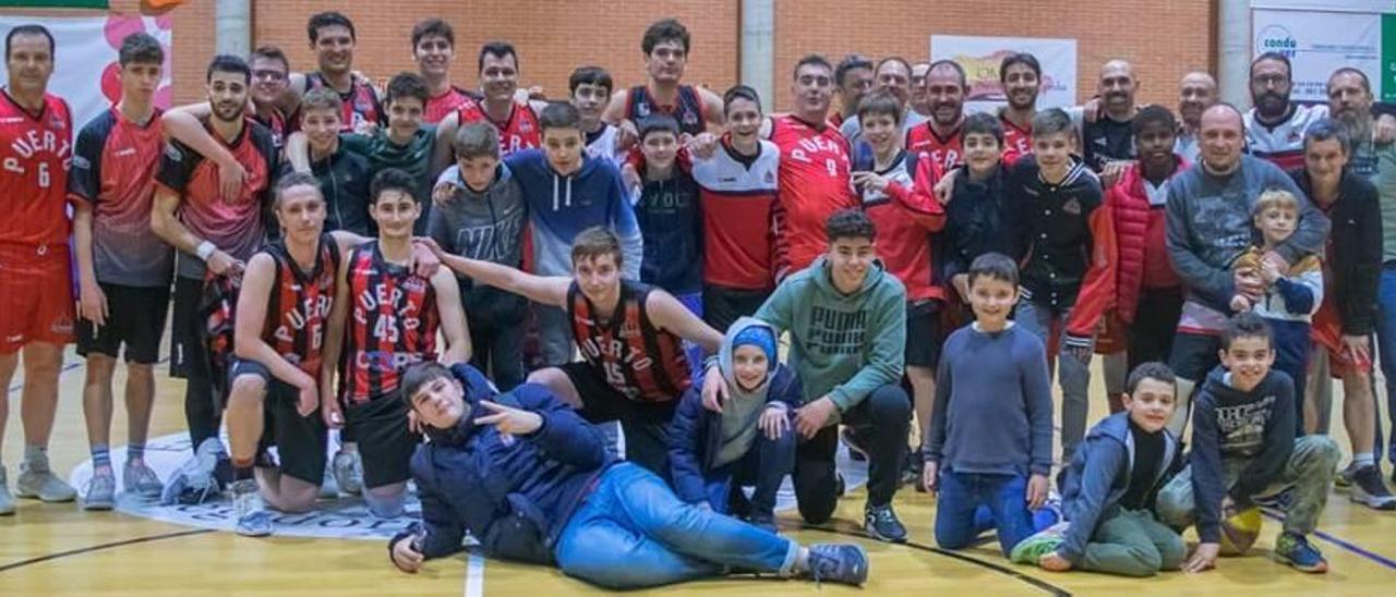 Varias generaciones de jugadores porteños de baloncesto durante el Torneo Vicente Soriano Mir.