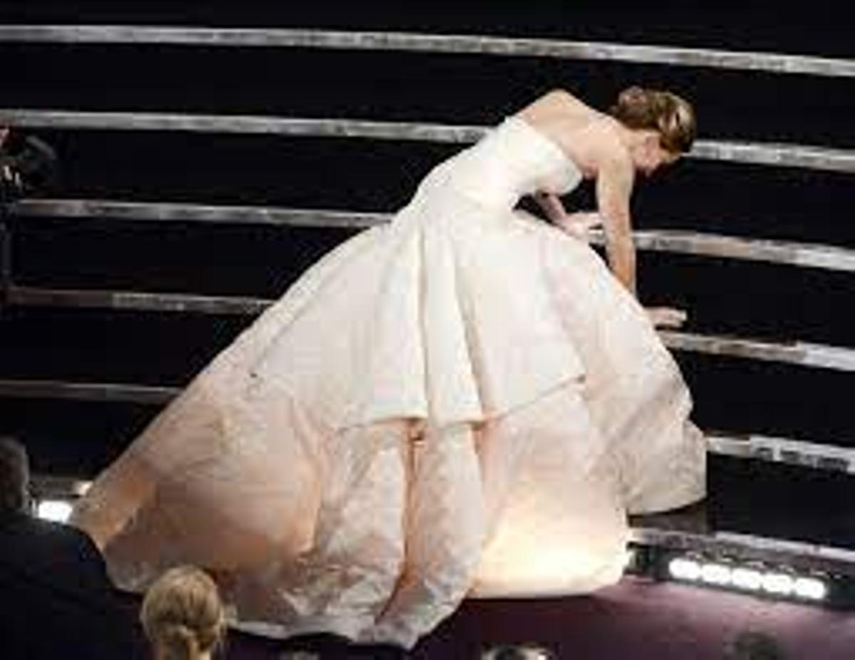 Jennifer Lawrence, por los suelos al recoger el Oscar.