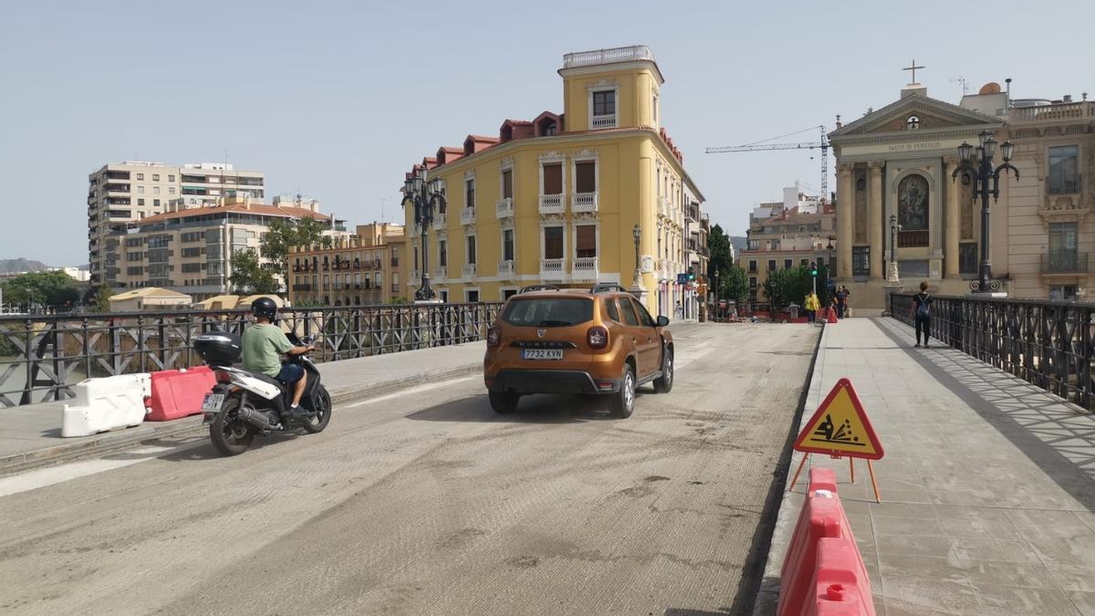 Tráfico rodado en el Puente Viejo, esta tarde.