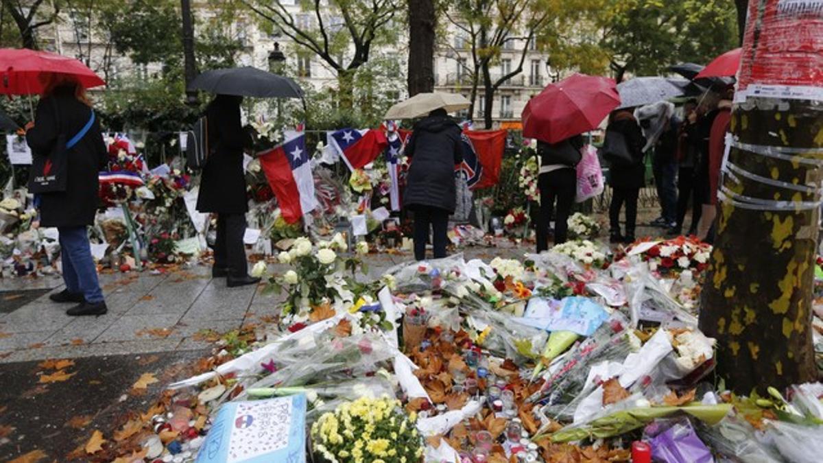 Flores, velas y mensajes como tributo a las victimas de la discoteca Bataclan en París, uno de los sitios que sufrió los ataques terroristas.