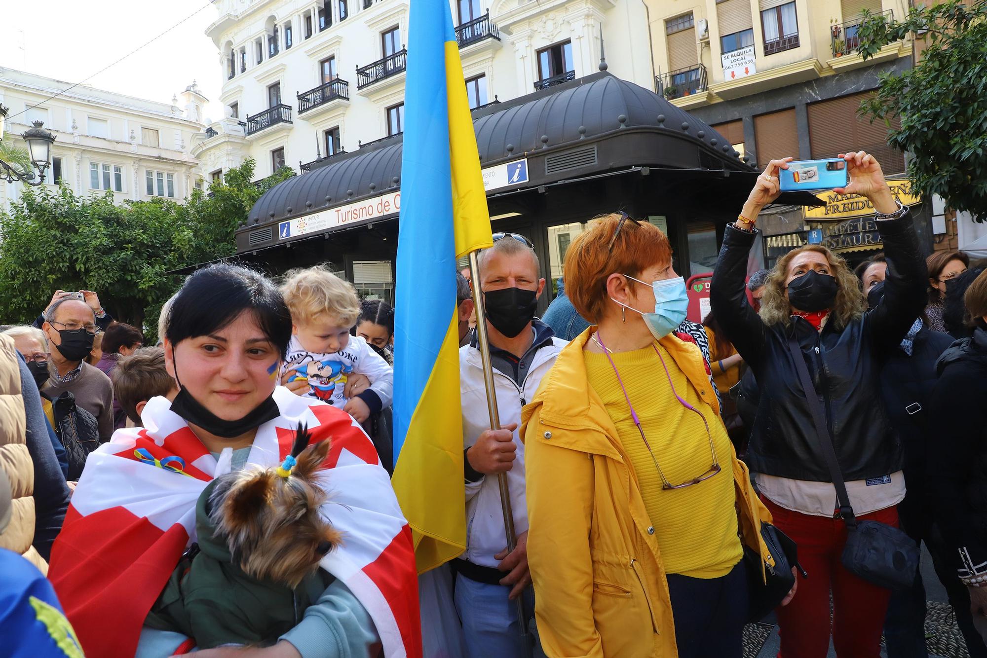 Cientos de personas se concentran contra la guerra en Ucrania en Las Tendillas