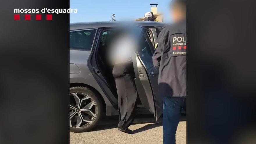 Vídeo | L'escorcoll a la casa de l'investigada que pertenyia a la banda vinculada a la camorra de bitllets falsos