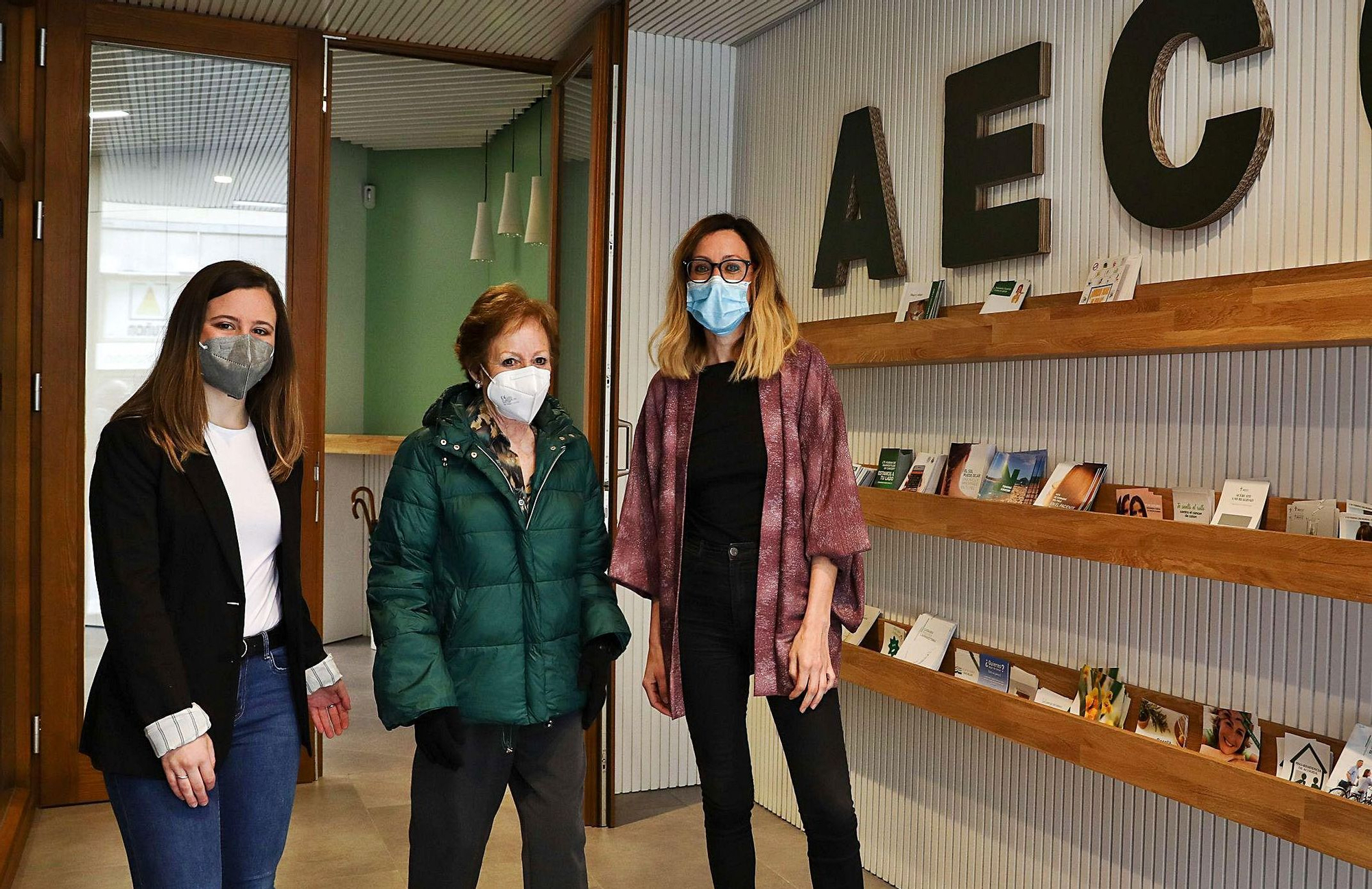 Desde la izquierda, Marta García Álvarez (voluntaria), Erundina Cayón González (paciente) y Mónica Díaz López (coordinadora de voluntariado), en la sede de Oviedo de la Asociación Española Contra el Cáncer (AECC). | Juan Plaza