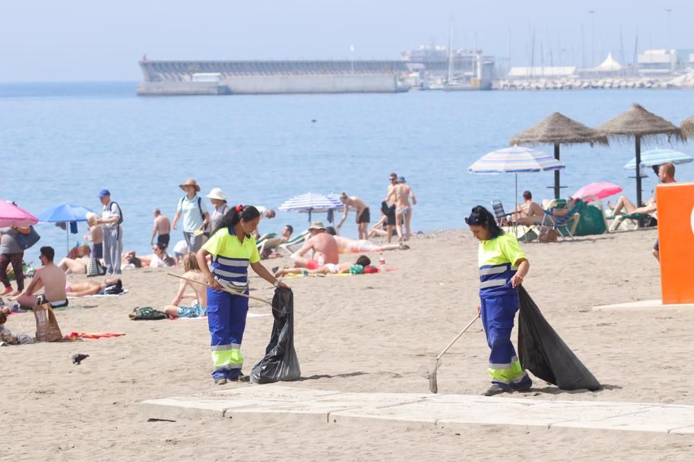 Así han quedado las playas de Málaga tras su limpieza por la Noche de San Juan.