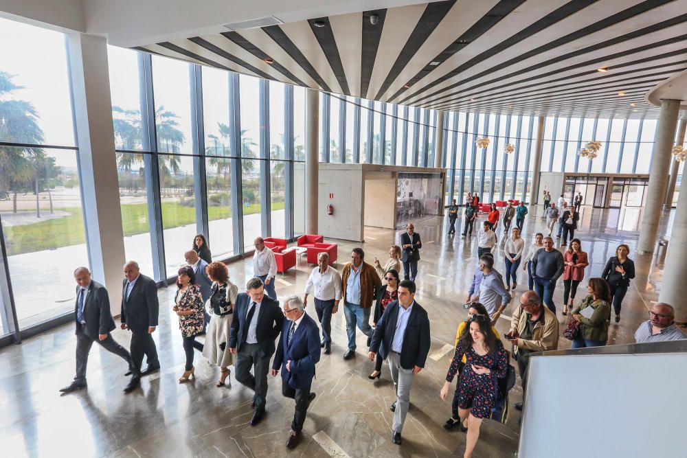 Visita de Puig al Auditorio Internacional de Torrevieja que estrena programación permanente tras seis años infrautilizado