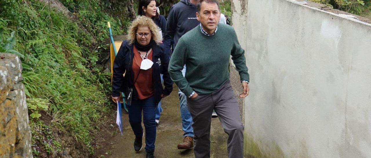 Bermúdez, junto a la concejal de Anaga y el dirigente vecinal Jaime, recorren Taborno.