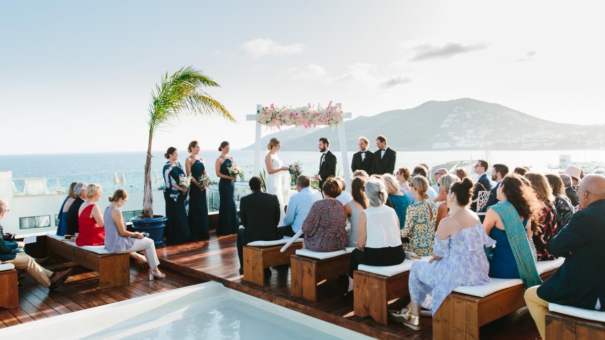 Una boda exclusiva en la terraza de Aguas de Ibiza Grand Luxe Hotel.