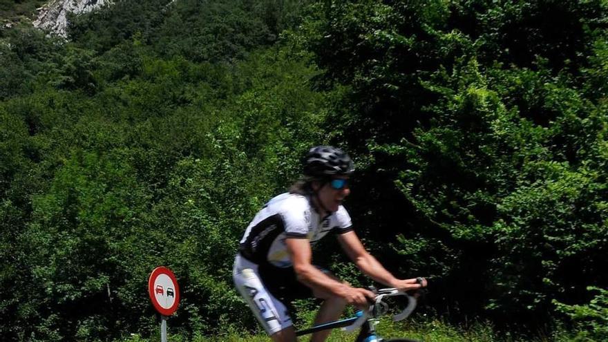 Un ciclista circula por el tramo del Corredor del Nalón con la calzada deteriorada.