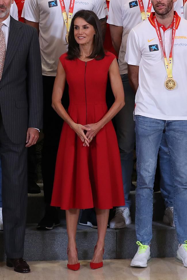 Letizia Ortiz con vestido rojo y zapatos a juego