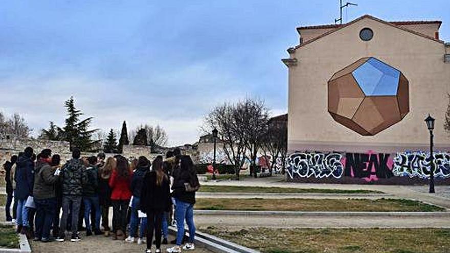 Mural &quot;Dodecaedro flotante&quot;, en los jardines de San Bernabé.