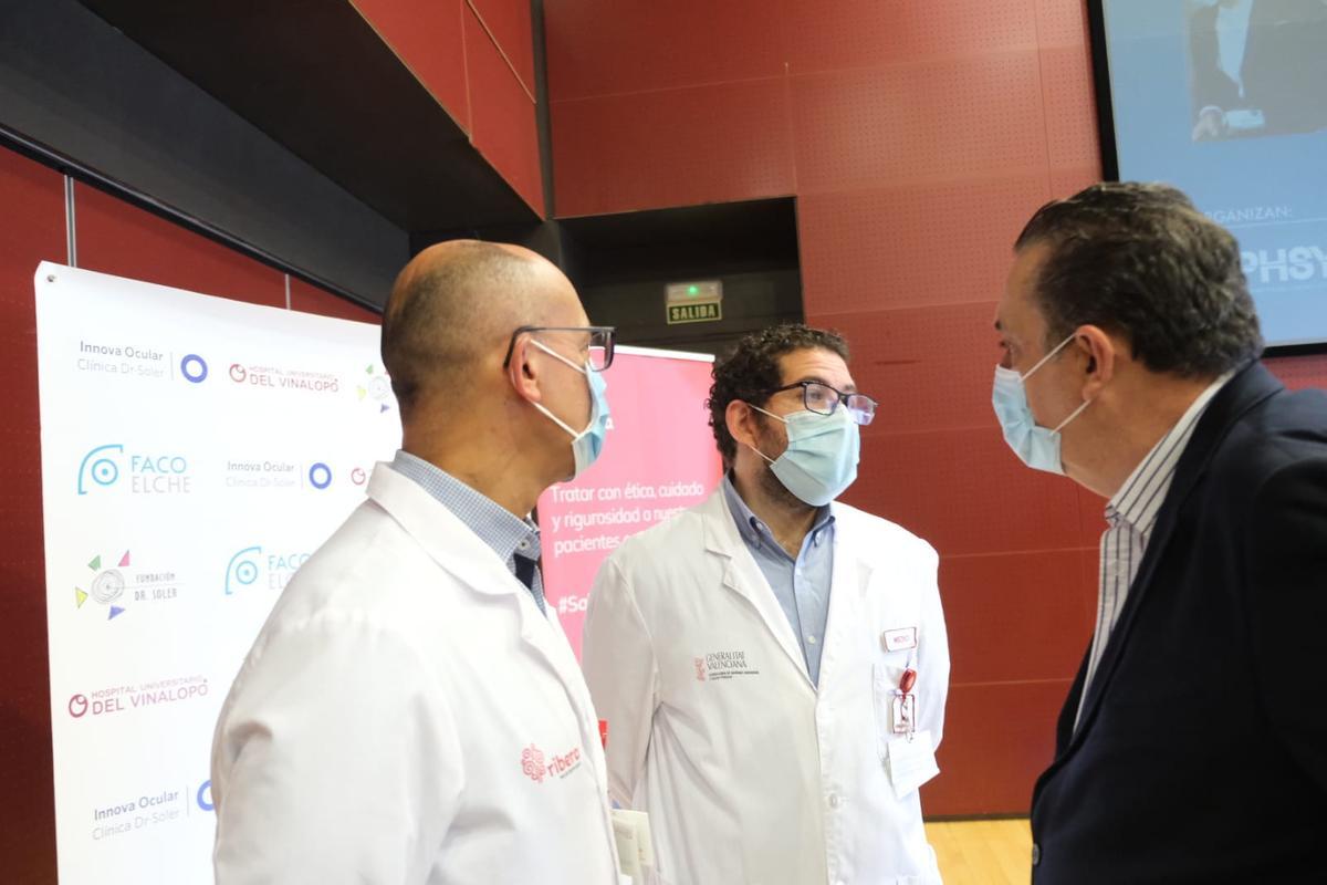 El doctor Fernando Soler junto al gerente del Vinalopó, Rafael Carrasco, y el oftalmólogo César Azrak en la presentación este jueves
