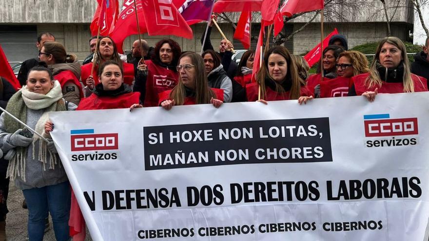 Protesta ante la empresa Cibernos en Agrela | L. O.