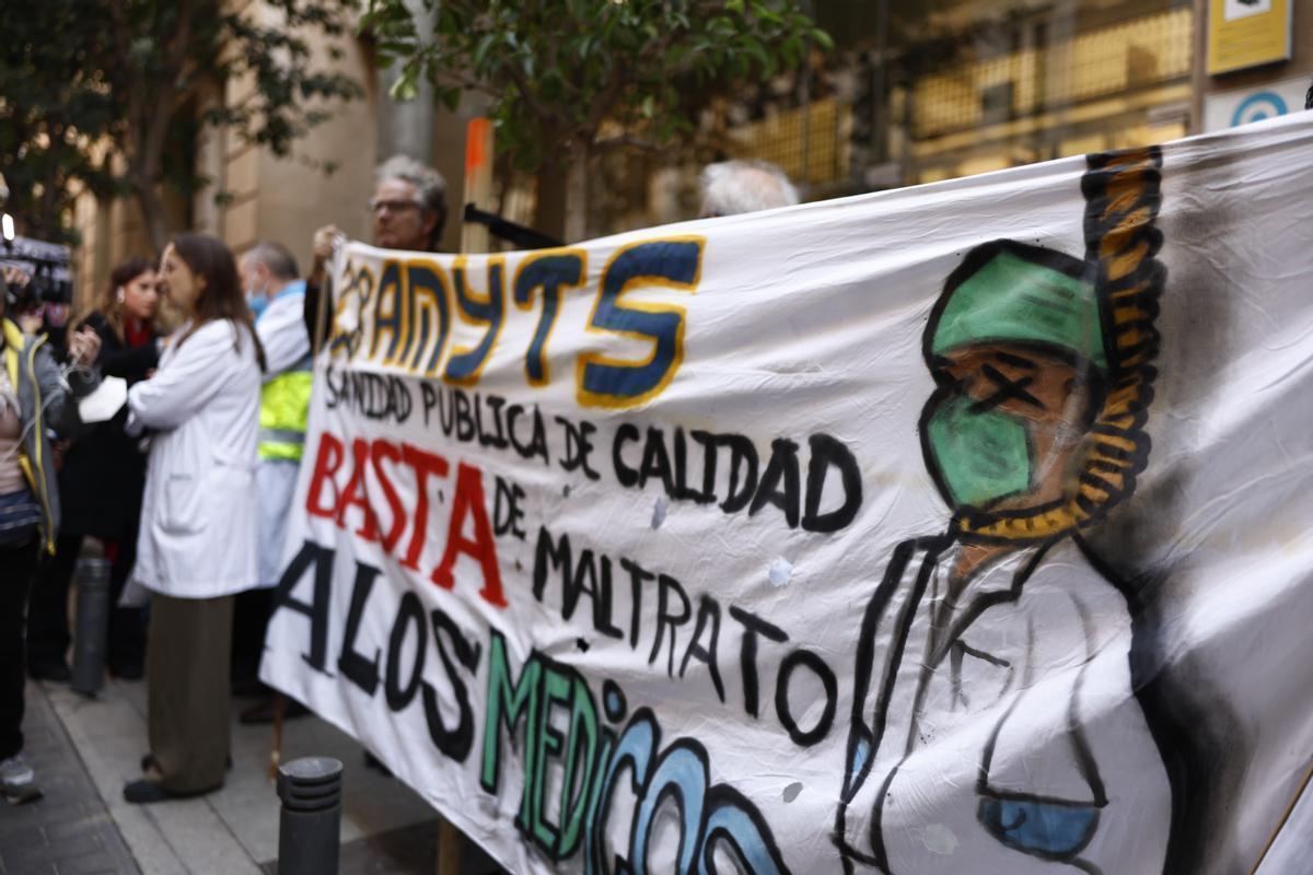 Imagen de este lunes de las movilizaciones de los médicos de urgencias extrahospitalarias de Atención Primaria de Madrid. Imagen de este lunes de las movilizaciones de los médicos de urgencias extrahospitalarias de Atención Primaria de Madrid.