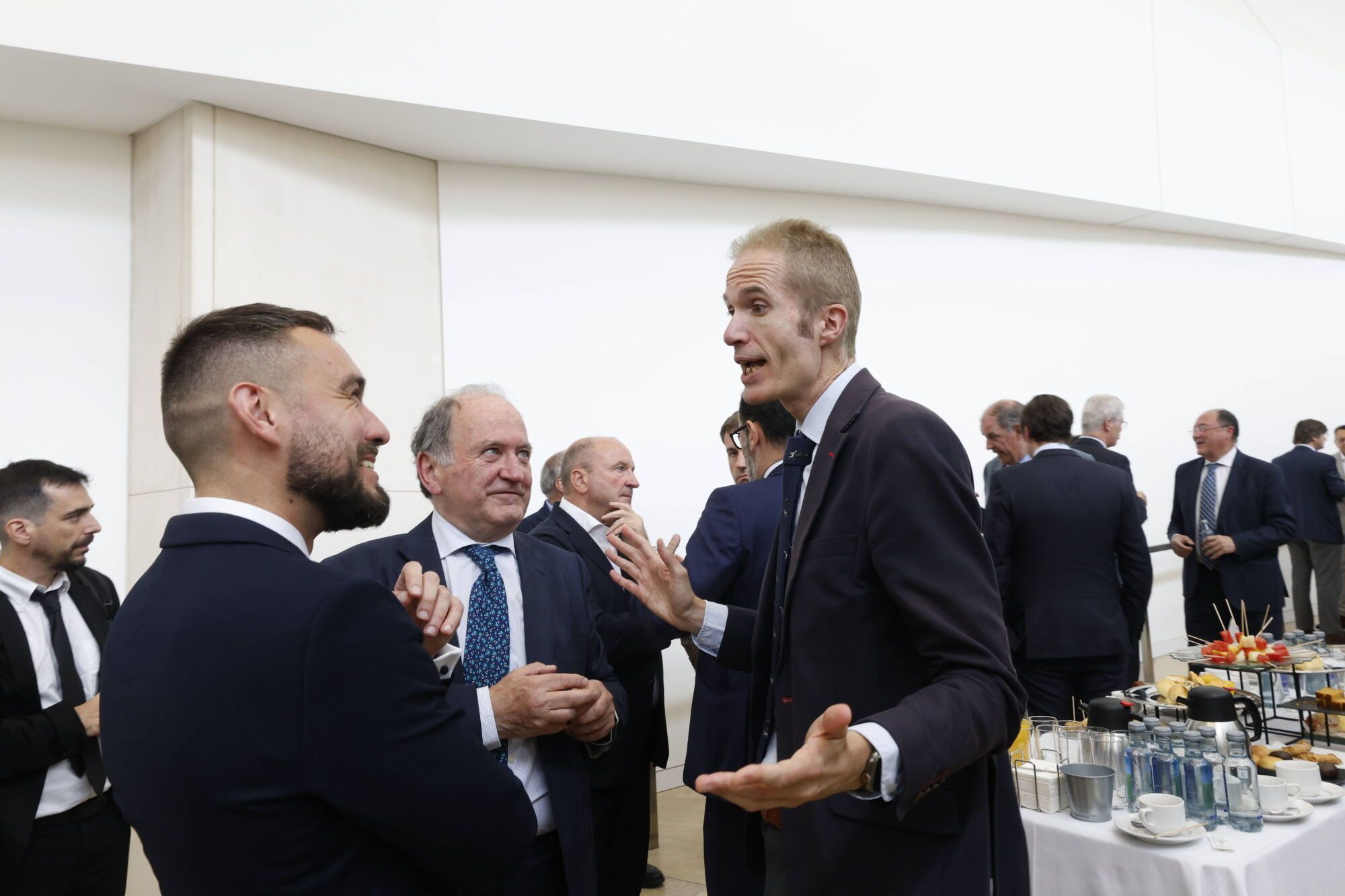 Por la izquierda, José Antonio Sicre, director de la Oficina Económica de la Presidencia del Principado de Asturias, Juan Carlos Rodríguez Ovejero, y José Armando Tellado.