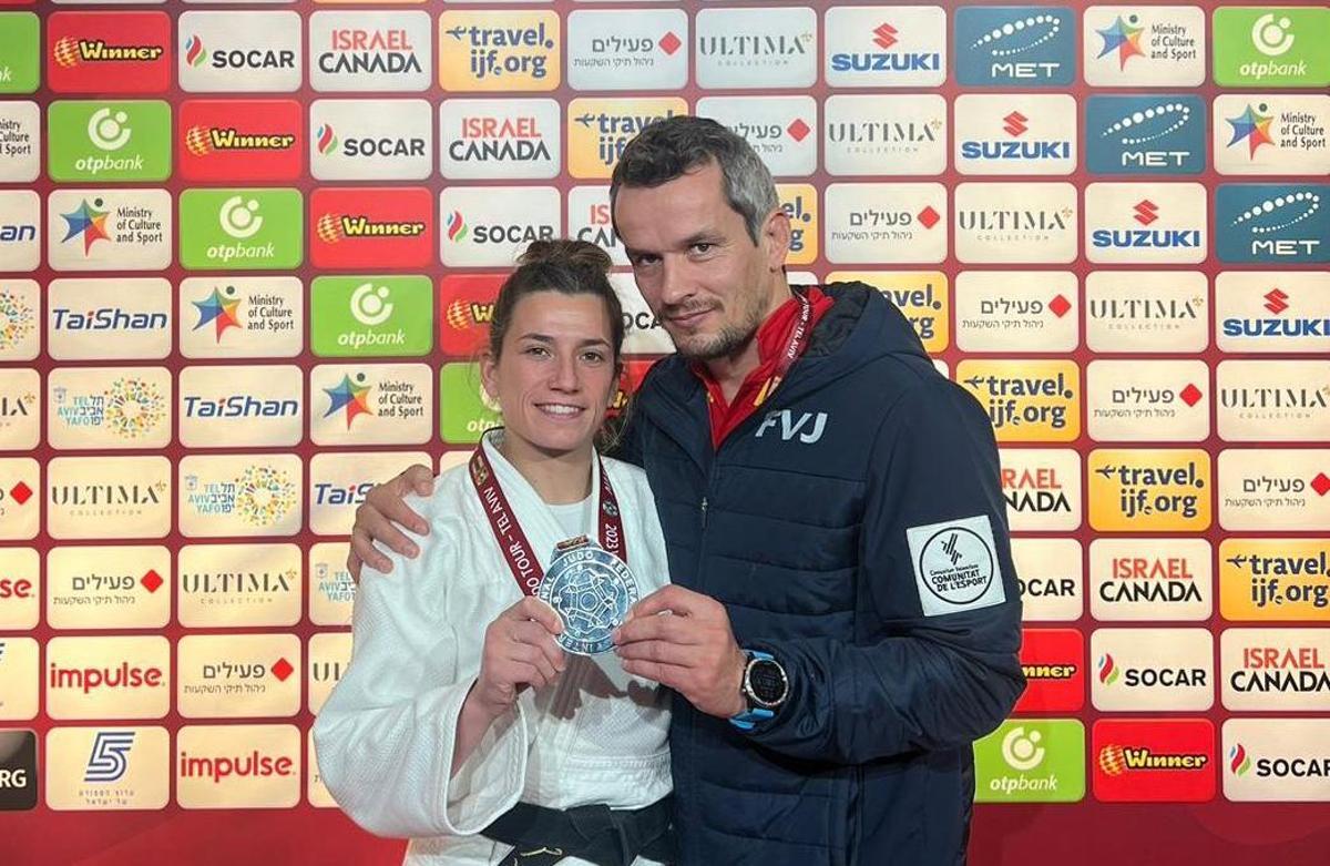 Ana Pérez Box con su medalla de bronce lograda en Tel Aviv, junto a su entrenador Sugoi Uriarte. Un metal que es una inyección de moral después de todo.