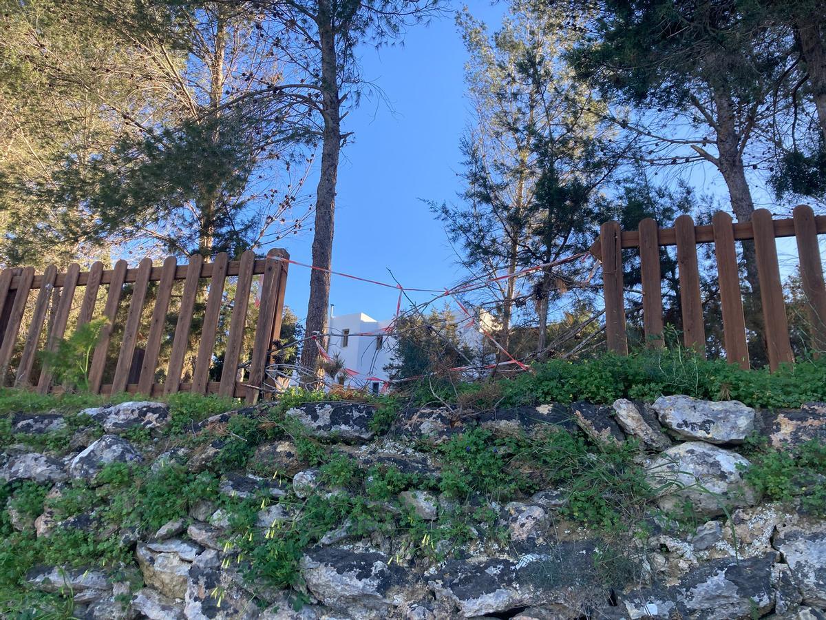 Imágenes del abandono del parque infantil de Sant Rafel