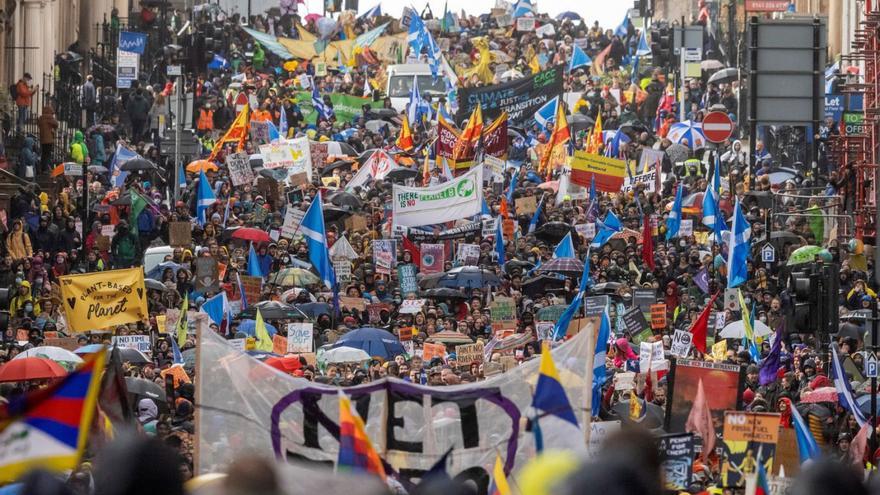 Multitudinaria manifestación por el clima, ayer, en la ciudad escocesa de Glasgow. | // EFE