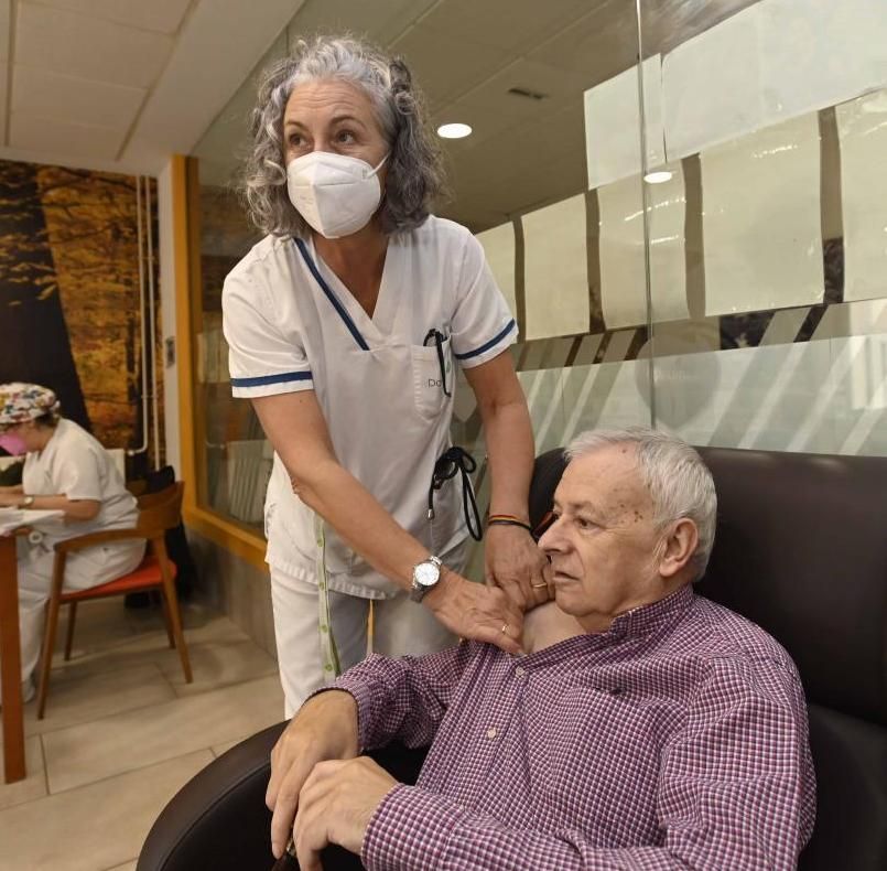 La coordinadora Luisa Domínguez con Antonio, uno de los residentes.