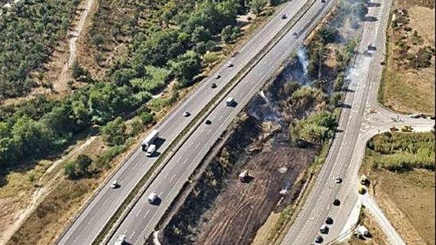 Les tasques d&#039;extinció del foc ahir a mitja tarda.