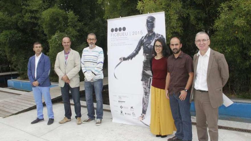 Leal, Juncal, Carlos Eirea, la edil Silvia Carballo, Manuel Pena y Xosé Bangueses, ante el cartel. // S.A.