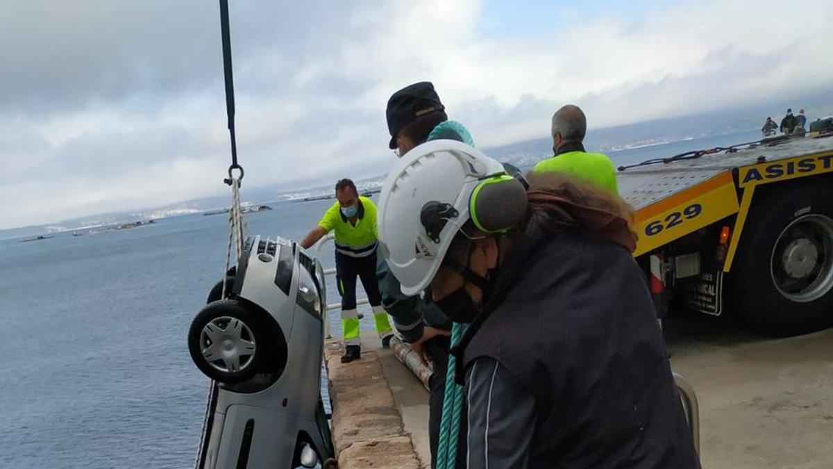 El coche, en el momento de ser izado al puerto