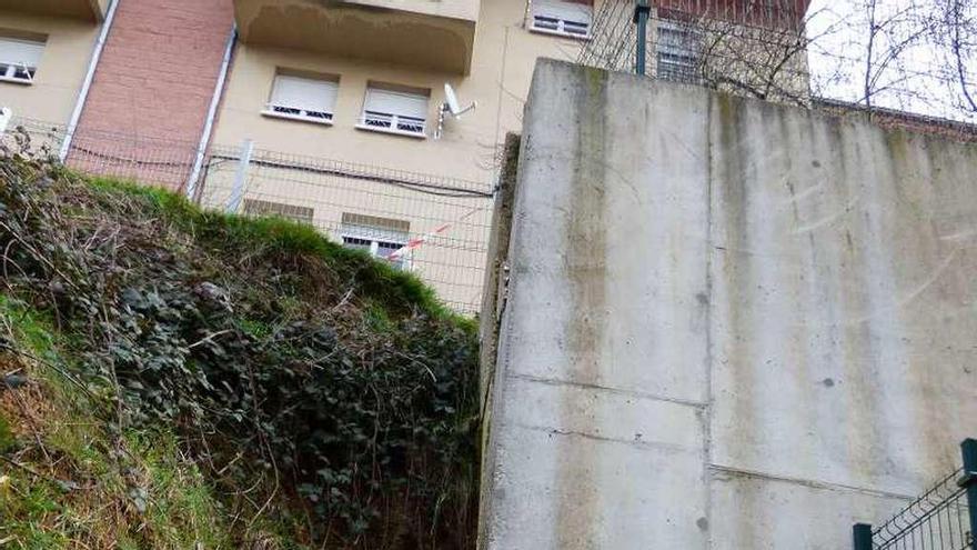 Piedras caídas recientemente al lado del muro de contención de la calle Venancio Blanco Andrés de Tineo.