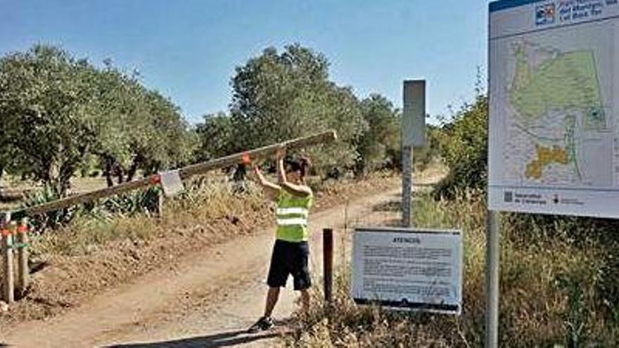 Una de les barreres instal·lades ahir per impedir el pas.