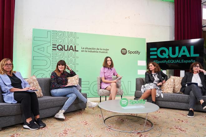 Alicia Arauzo (Universal Music), Rozalén, Marta Salicrú (Radio Primavera Sound), Melanie Parejo (Spotify) y Blanca Salcedo (Sony Music) en un debate de EQUAL de Spotify