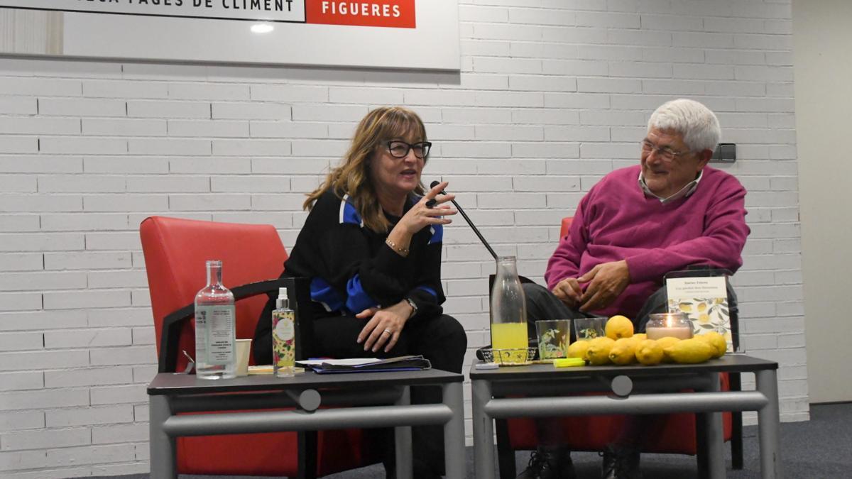 Isabel Guzman i Xavier Febrés, durant la presentació del llibre 'L'or perdut dels llimoners i altres narracions'