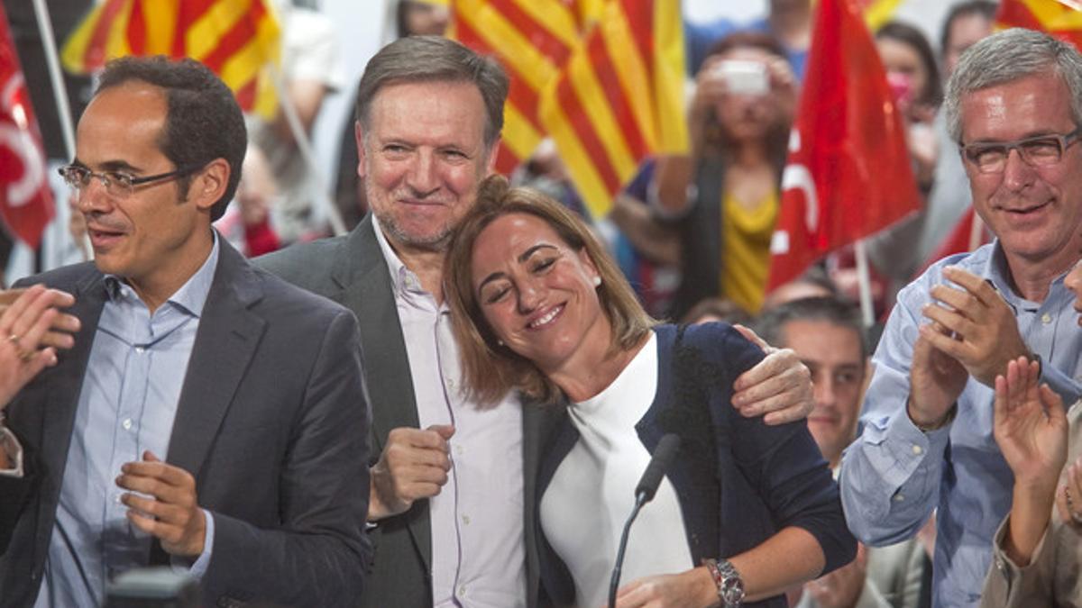 Marcelino Iglesias abraza a Carme Chacón, junto a Vallès (izquieda) y Ballesteros (derecha), este sabado, en Tarragona.