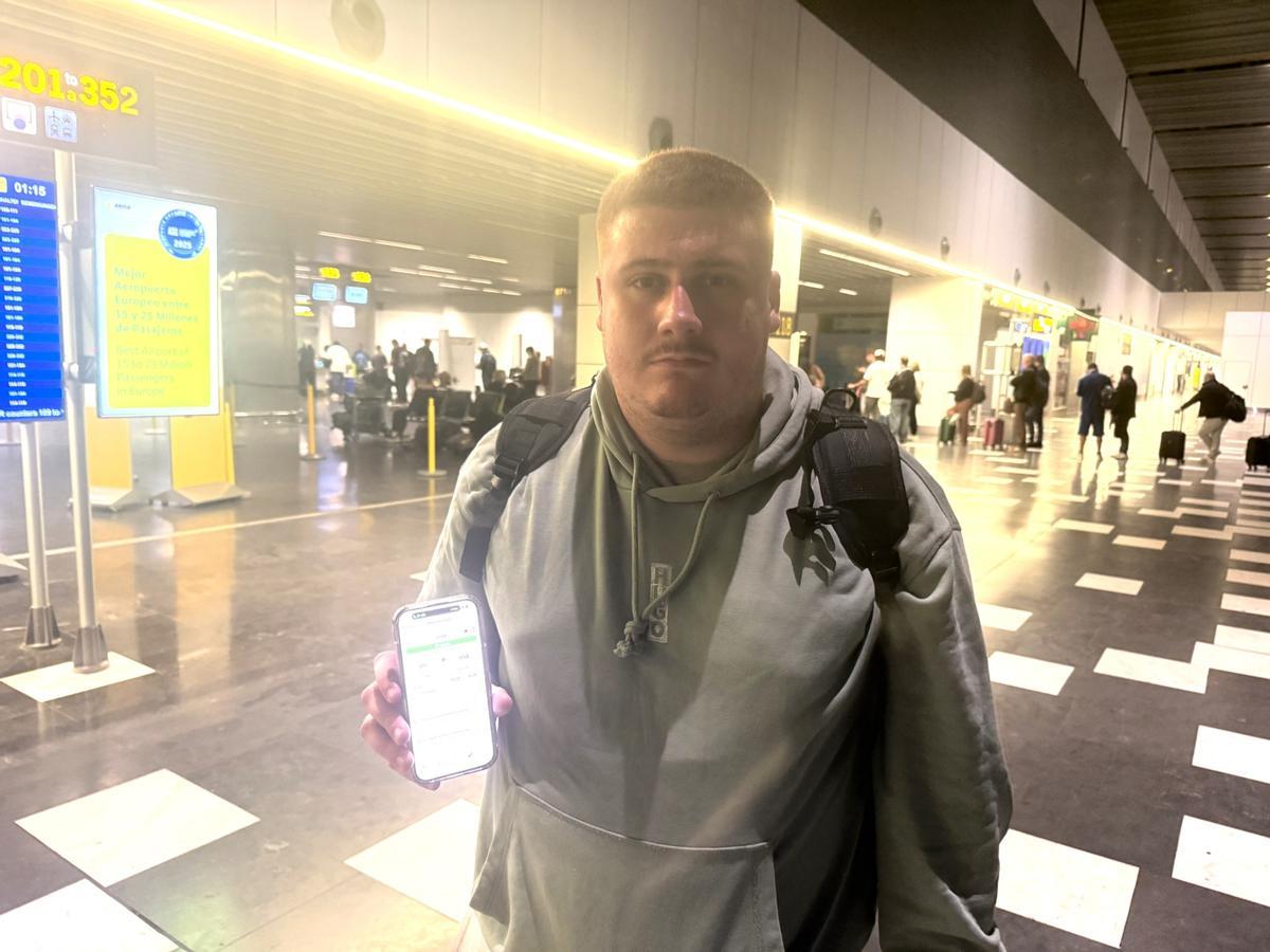 Borja Morales Vega muestra su billete de Vueling con destino a Madrid.
