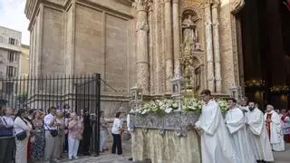 Flores y el repique de n’Eloi acompañan la Custodia en la procesión del Corpus en Palma